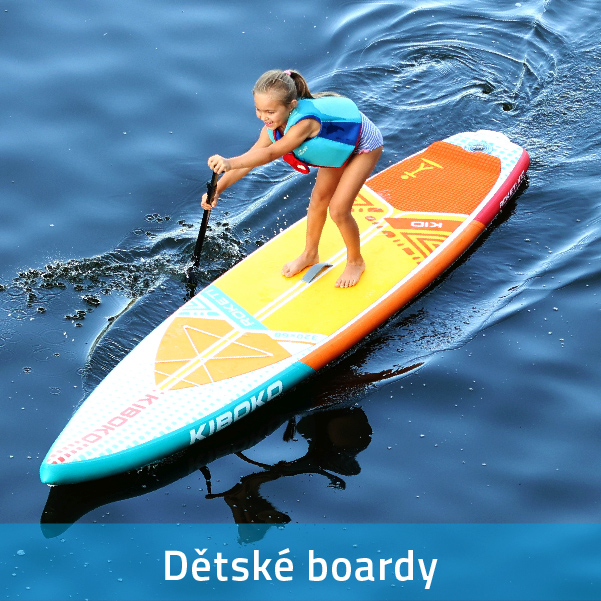 Dítě ve vestě vesele pádlující na zářivém paddleboardu
